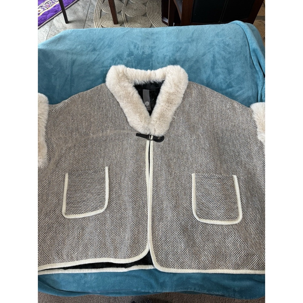 VINCE CAMUTO Faux Fur Trim Ruana Ruana nueva con‎ etiqueta